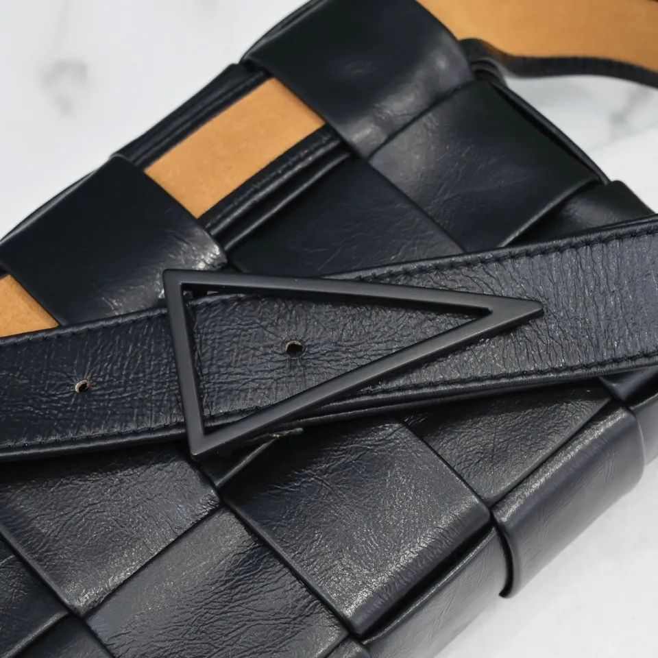 #B家 Rubik's cube woven bag has a simple triangular 🔻 design on the shoulder strap. It is officially introduced as a crossbody bag, but it can be used as a chest bag, a waist bag or in the hand. It feels great in the hand, and the shoulder strap can also be used as a belt. This design is relatively niche and not easy to hit! Men's bags are really popular these days. They are unisex and can also be used as couple's styles👩‍❤️‍💋‍👨. The shape is a classic lntrecciato woven design, with magnetic buckle, waxed calfskin + suede lining, showing classic elements, low-key without losing quality🧚🏻‍♀️ Size: 24x14x4cm 6712#